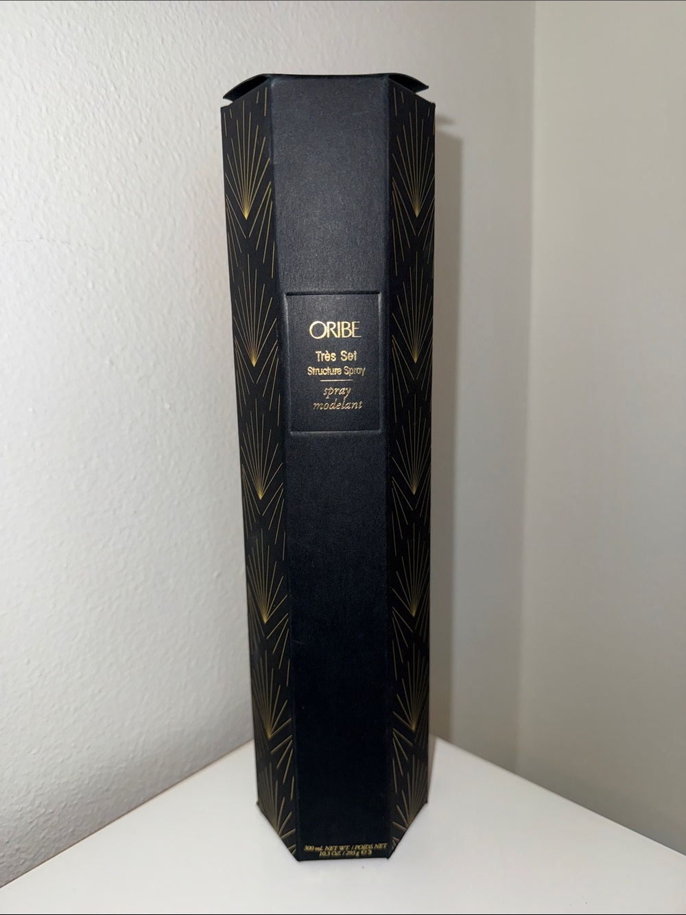 Oribe Très Set Structure Spray – Black & Gold Accents